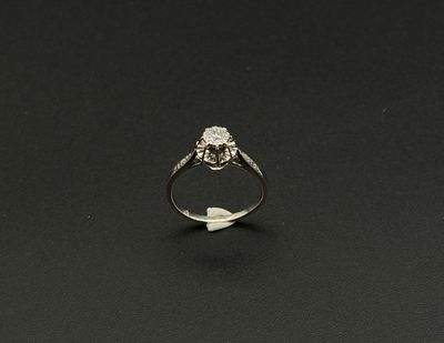 gros plan d'une bague en diamant sur une surface noire