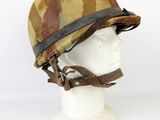 un vieux casque posé sur la tête d'un mannequin, sur fond blanc