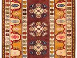 un tapis rouge et jaune avec un motif