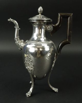 une cafetière ancienne en métal argenté, dotée d'une poignée et d'une autre poignée