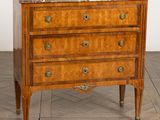 une commode en marbre sur un plancher en bois