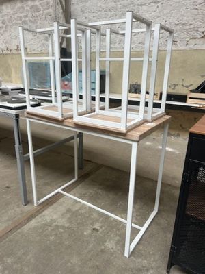 un bureau surmonté d'un ordinateur dans une pièce
