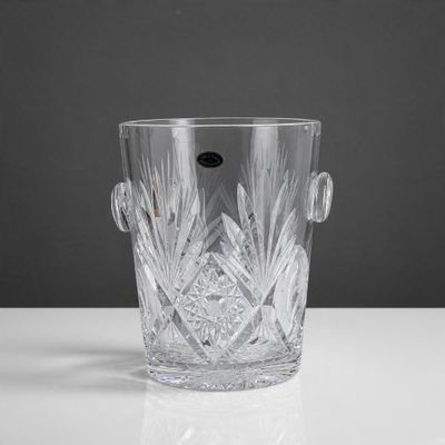 une photo d'un vase en verre posé sur une table
