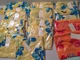 beaucoup de t-shirts jaunes et bleus posés sur une table