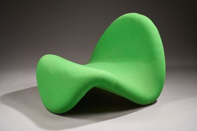 une image représentant une chaise verte posée sur un sol blanc