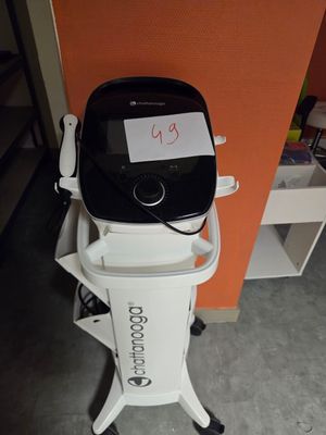 une machine posée sur un support dans une pièce
