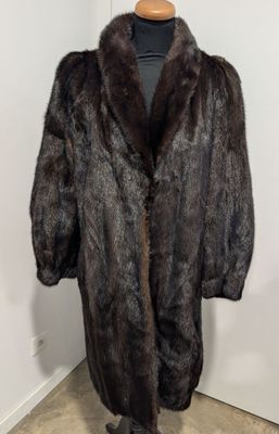 gros plan d'un manteau de fourrure sur un mannequin