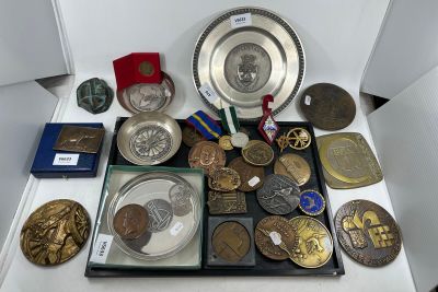 de nombreuses médailles exposées dans une boîte