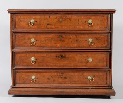 Commode en placage de noyer et de ronce de noyer, moulurée, …