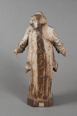 une vieille statue représentant un homme les bras grands ouverts