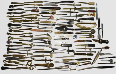 a lot of different types of knives on the table