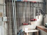 une pièce où sont accrochés au mur tout un tas de tuyaux