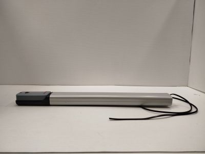 une photo en noir et blanc d'une lampe posée sur une table