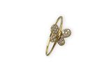 un gros plan d'une bague en or ornée d'un papillon