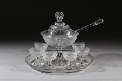 une photo d'un service de verres posé sur une assiette