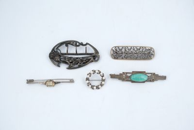 plusieurs types de broches et de barrettes disposés sur un fond blanc
