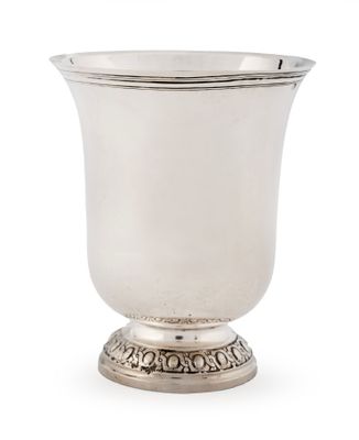 une coupe en argent posée sur un socle, sur fond blanc