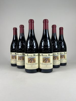 six bouteilles de vin rouge alignées