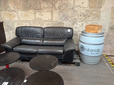 SUITE LJS SARL LE DUO BENOIT - Un canapé en cuir et 1 tonnea…