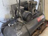 deux compresseurs d'air posés sur une palette dans un garage