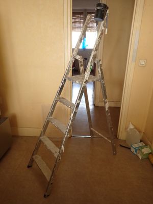 une échelle adossée au mur d'une pièce