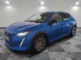 une voiture bleue garée sur le sol en damier d'un garage