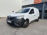 une camionnette blanche garée devant un bâtiment