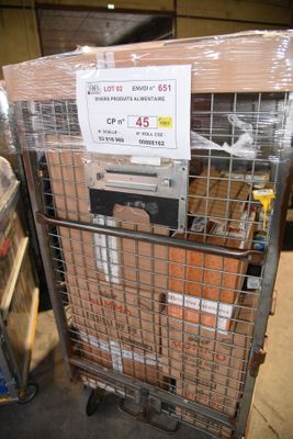un chariot contenant de nombreux cartons dans un entrepôt