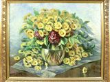 des fleurs jaunes et rouges dans un vase posé sur une table, sur fond bleu