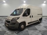 la photo d'une camionnette blanche garée dans une pièce