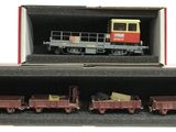 trois petits trains dans une boîte, sur fond blanc