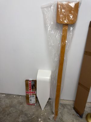 une spatule en bois posée à côté d'une boîte en carton et d'une boîte en carton