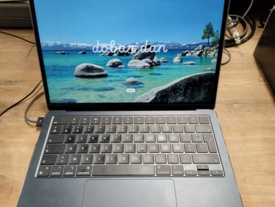 un ordinateur portable posé sur une table
