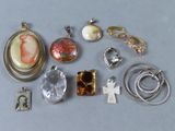 de nombreux types de bijoux sur la table