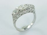 gros plan d'une bague en diamant sur une surface blanche