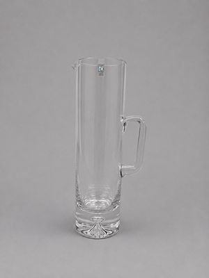 pichet en verre transparent muni d'une anse, sur fond gris