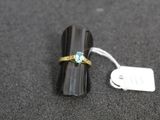 un anneau posé sur un objet noir