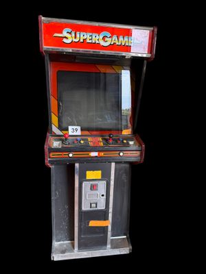 un gros plan d'une vieille console de jeux vidéo sur fond noir