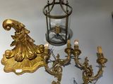 un bougeoir en or et un bougeoir en verre posés sur une table