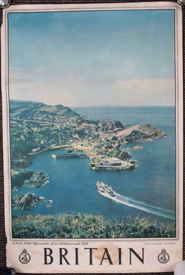 une photo d'une photo de la Grande-Bretagne accrochée au mur