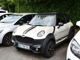 trois petites voitures garées en rangée sur un parking