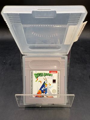 un jeu Nintendo dans un boîtier en plastique posé sur une table