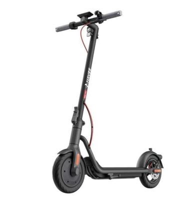 une trottinette électrique noire équipée d'un guidon et de roues