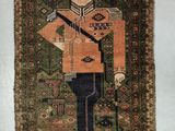un gros plan d'un tapis sur lequel figure un soldat
