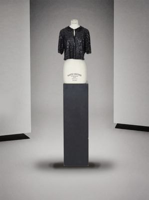 photographie en noir et blanc d'un mannequin portant un haut noir