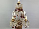 une lampe posée sur une table avec un bougeoir