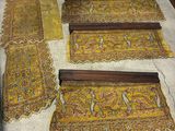 Plusieurs morceaux de tapis jaunes sont étalés sur le sol