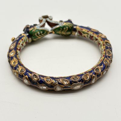 un gros plan d'un bracelet orné d'un dragon