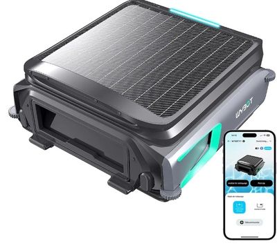 un appareil fonctionnant à l'énergie solaire, avec un téléphone portable à côté