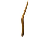 une photo d'une sculpture en bois représentant un objet incurvé posé sur un socle noir